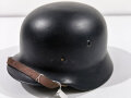 Stahlhelm Modell 1935 Wehrmacht. Neuzeitlich lackierte Glocke Q64, Innenfutter und Kinnriemen Modell 1940 Wehrmacht, von der norwegiscchen Armee weitergetragen und mit braunem Lederfett bearbeitet