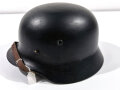 Stahlhelm Modell 1935 Wehrmacht. Neuzeitlich lackierte Glocke Q64, Innenfutter und Kinnriemen Modell 1940 Wehrmacht, von der norwegiscchen Armee weitergetragen und mit braunem Lederfett bearbeitet