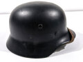 Stahlhelm Modell 1935 Wehrmacht. Neuzeitlich lackierte Glocke Q64, Innenfutter und Kinnriemen Modell 1940 Wehrmacht, von der norwegiscchen Armee weitergetragen und mit braunem Lederfett bearbeitet