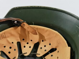 Deutschland nach 1945, Stahlhelm Bundesgrenzschutz, letztes Modell ohne Lüftungslöcher. Kammermäßig überlackiert