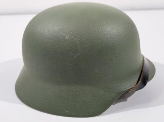 Deutschland nach 1945, Stahlhelm Bundesgrenzschutz, letztes Modell ohne Lüftungslöcher. Kammermäßig überlackiert