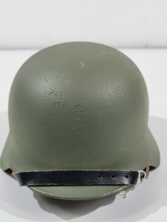 Deutschland nach 1945, Stahlhelm Bundesgrenzschutz, letztes Modell ohne Lüftungslöcher. Kammermäßig überlackiert