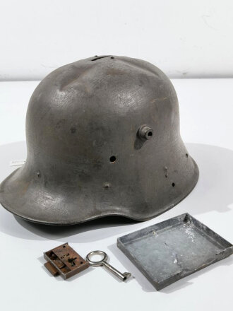 Stahlhelm 1.Weltkrieg, Umbau als Opferstock oder Spardose. Das Originale Schloss ( ohne Schlüssel ) ausgebaut beiliegend, unschlau durch neueres Möbelschloss ergänzt.