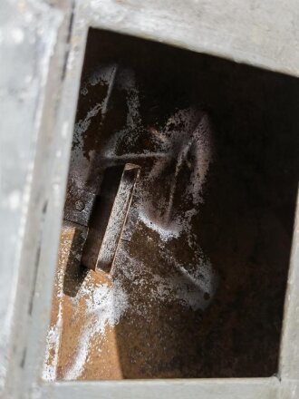 Stahlhelm 1.Weltkrieg, Umbau als Opferstock oder Spardose. Das Originale Schloss ( ohne Schlüssel ) ausgebaut beiliegend, unschlau durch neueres Möbelschloss ergänzt.