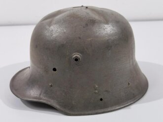 Stahlhelm 1.Weltkrieg, Umbau als Opferstock oder Spardose. Das Originale Schloss ( ohne Schlüssel ) ausgebaut beiliegend, unschlau durch neueres Möbelschloss ergänzt.