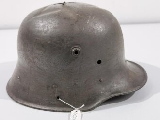 Stahlhelm 1.Weltkrieg, Umbau als Opferstock oder Spardose. Das Originale Schloss ( ohne Schlüssel ) ausgebaut beiliegend, unschlau durch neueres Möbelschloss ergänzt.