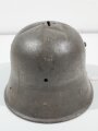 Stahlhelm 1.Weltkrieg, Umbau als Opferstock oder Spardose. Das Originale Schloss ( ohne Schlüssel ) ausgebaut beiliegend, unschlau durch neueres Möbelschloss ergänzt.