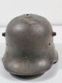 Stahlhelm 1.Weltkrieg, Umbau als Opferstock oder Spardose. Das Originale Schloss ( ohne Schlüssel ) ausgebaut beiliegend, unschlau durch neueres Möbelschloss ergänzt.