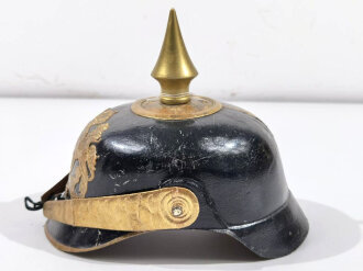 Bayern, Pickelhaube für eine Kinderuniform aus Pappe. Originallack, die Spitze möglicherweise ergänzt. Selten zu finden