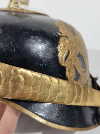 Bayern, Pickelhaube für eine Kinderuniform aus Pappe. Originallack, die Spitze möglicherweise ergänzt. Selten zu finden