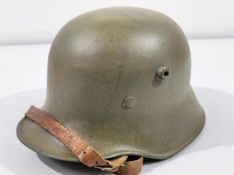 Stahlhelm im Stil des 1.Weltkrieg, fertigung der frühen 30iger Jahre. Markiert "ET64" " D.R.P."  Originallack ? Ob der Kinnriemen ursprünglich zugehörig war kann ich leider nicht sagen