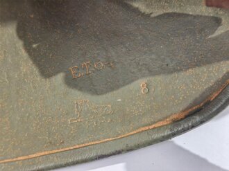 Stahlhelm im Stil des 1.Weltkrieg, fertigung der frühen 30iger Jahre. Markiert "ET64" " D.R.P."  Originallack ? Ob der Kinnriemen ursprünglich zugehörig war kann ich leider nicht sagen