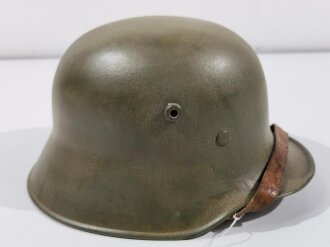 Stahlhelm im Stil des 1.Weltkrieg, fertigung der frühen 30iger Jahre. Markiert "ET64" " D.R.P."  Originallack ? Ob der Kinnriemen ursprünglich zugehörig war kann ich leider nicht sagen