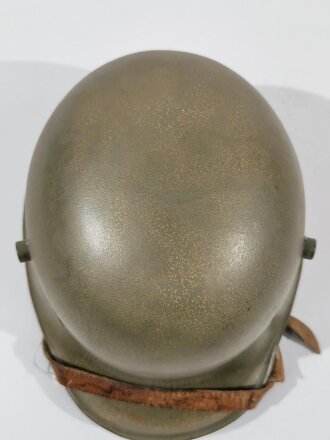 Stahlhelm im Stil des 1.Weltkrieg, fertigung der frühen 30iger Jahre. Markiert "ET64" " D.R.P."  Originallack ? Ob der Kinnriemen ursprünglich zugehörig war kann ich leider nicht sagen