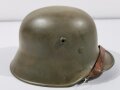 Stahlhelm im Stil des 1.Weltkrieg, fertigung der frühen 30iger Jahre. Markiert "ET64" " D.R.P."  Originallack ? Ob der Kinnriemen ursprünglich zugehörig war kann ich leider nicht sagen