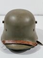 Stahlhelm im Stil des 1.Weltkrieg, fertigung der frühen 30iger Jahre. Markiert "ET64" " D.R.P."  Originallack ? Ob der Kinnriemen ursprünglich zugehörig war kann ich leider nicht sagen