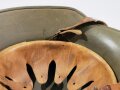 Stahlhelm im Stil des 1.Weltkrieg, fertigung der frühen 30iger Jahre. Markiert "ET64" " D.R.P."  Originallack ? Ob der Kinnriemen ursprünglich zugehörig war kann ich leider nicht sagen