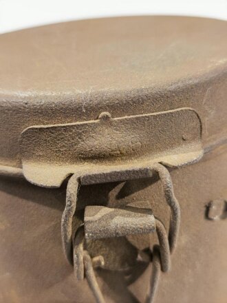 1.Weltkrieg, Bereitschaftsbüchse für die Gasmaske, ungereinigtes Stück, im Deckelfach Ersatzklarscheiben
