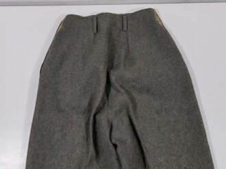 Uniformhose für Damen, höchstwahrscheinlich Ausführung für SS Helferinnen. Leichte Mottenschäden, sonst guter Zustand