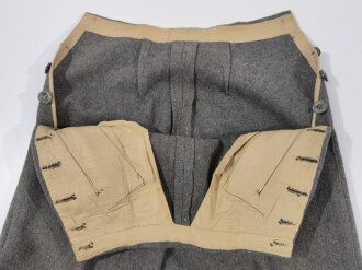 Uniformhose für Damen, höchstwahrscheinlich Ausführung für SS Helferinnen. Leichte Mottenschäden, sonst guter Zustand