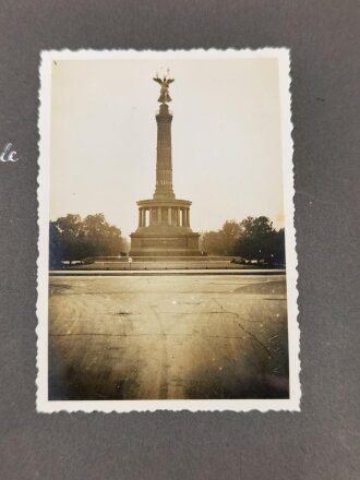 Olympische Spiele zu Berlin 1936, kleines Fotoalbum mit 45 Fotos, diese meist 6 x9cm. Sehenswertes Album eines begeisterten Zuschauers