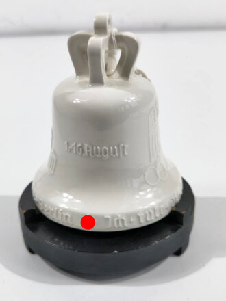Olympische Spiele 1936 Berlin, Olympia Glocke aus Porzellan der Firma KPM, auf zugehörigem Holzsockel. Unbeschädigt, Gesamthöhe etwa 15cm