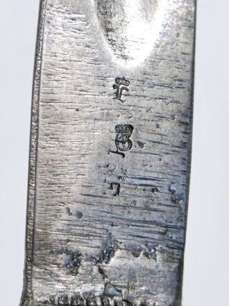 1.Weltkrieg,  Ersatzseitengewehr mit Dreikantklinge vermutlich  vom britischen Dillenbajonett M 1853 ,  runder Trageknopf, Laufkralle , Abnahmestempel am Klingenansatz . Griff sicher, Scheide wohl in Teilen nachlackiert