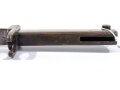 1.Weltkrieg,  Ersatzseitengewehr mit Dreikantklinge vermutlich  vom britischen Dillenbajonett M 1853 ,  runder Trageknopf, Laufkralle , Abnahmestempel am Klingenansatz . Griff sicher, Scheide wohl in Teilen nachlackiert