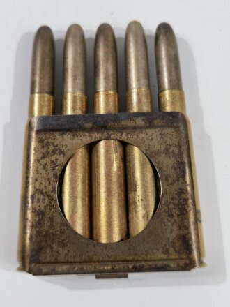 1.Weltkrieg, Laderahmen mit 5 Patronen für Gewehr 88. DEKO,  jeweils mit Klingenstück, frei von jeglichen Gefahrstoffen