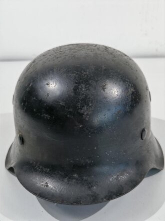 Stahlhelmglocke Modell 1942. Schwarz lackiert und nach dem Krieg als Feuerwehrhelm verwendet . Höchstwahrscheinlich produktion direkt nach dem 2.Weltkrieg des Herstellers Quist. Zusätzlicher Stempel DN551