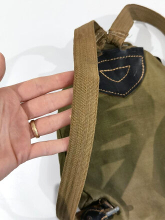 Sehr kleiner Rucksack aus ebensolchem Material der Wehrmacht, Nachkriegsumbau "Schwerter zu Pflugscharen" Ungereinigtes Stück