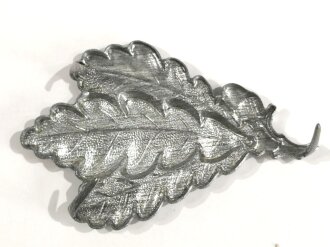 Feldmützenabzeichen für Jäger der Wehrmacht, Zink versilbert.  Späte Fertigung mit mitgeprägten Splinten