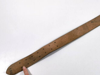 Zweidornkoppel für Offiziere von Parteiverbänden. Braunes Leder, RZM markiert. Ungereinigtes Stück, Gesamtlänge 116cm, Höhe 4,5cm