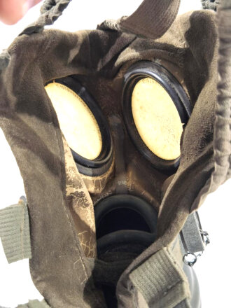 Kriegsmarine Gasmaske mit Mikrofonanschluss datiert 1939. Maskenkörper angetrrocknet