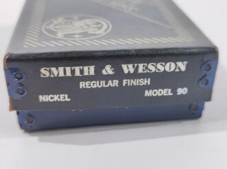 U.S. Police handcuffs Model 90 made by Smith & Wesson. The model 90 was produced till the end of 1970s. Very good condition, including packing and two keys