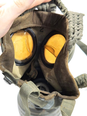 Gasmaske mit Filter Wehrmacht, Maske angetrocknet