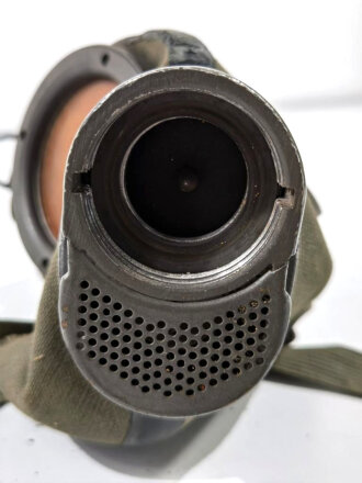 Gasmaske mit Filter Wehrmacht, Maske angetrocknet