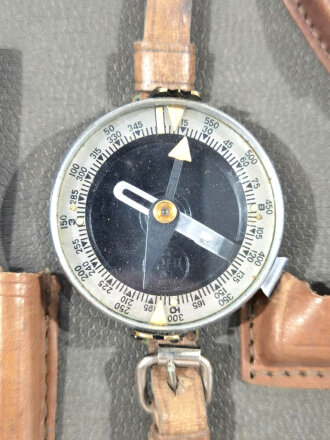 Russland 2.Weltkrieg, Kartentasche in gutem Zustand, der Armkompass datiert 1942.  Vom Feldwebel Sailer als Beutestück weitergetragen