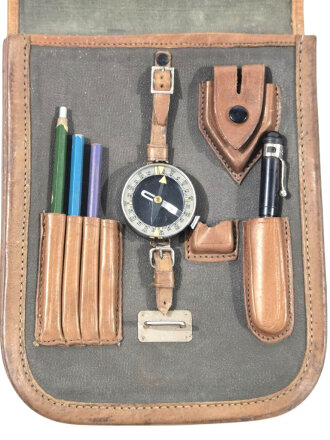 Russland 2.Weltkrieg, Kartentasche in gutem Zustand, der Armkompass datiert 1942.  Vom Feldwebel Sailer als Beutestück weitergetragen