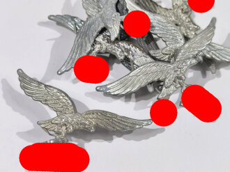 Luftwaffe, Adler für eine Schirmmütze, ungetragenes Stück aus altem Bestand, Eisenblech versilbert. Späte Fertigung mit mitgeprägten Splinten, sie erhalten ein ( 1) Stück