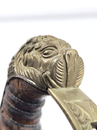 Parderkopfsäbel ohne Scheide, mit ehemals vergoldetem Messinggefäß, gekreuzte Säbel und Eichenlaubkranz auf Parierlappen, Gesamtlänge 97,5cm, Klingenbreite 2,2 cm, Klingenstärke 0,65mm