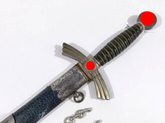 Luftwaffe Borddolch. Parierstange gebrochen, Belederung erneuert, sicherlich aus Teilen zusamengesetztes Stück, eine Kette lose beiliegend