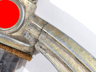 Luftwaffe Borddolch. Parierstange gebrochen, Belederung erneuert, sicherlich aus Teilen zusamengesetztes Stück, eine Kette lose beiliegend