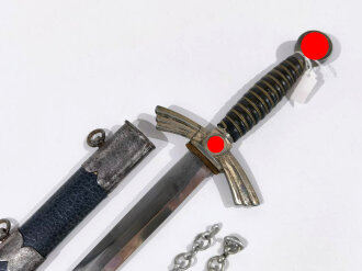 Luftwaffe Borddolch. Parierstange gebrochen, Belederung erneuert, sicherlich aus Teilen zusamengesetztes Stück, eine Kette lose beiliegend