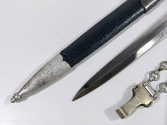 Luftwaffe Borddolch. Parierstange gebrochen, Belederung erneuert, sicherlich aus Teilen zusamengesetztes Stück, eine Kette lose beiliegend