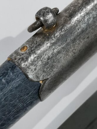 Luftwaffe Borddolch. Parierstange gebrochen, Belederung erneuert, sicherlich aus Teilen zusamengesetztes Stück, eine Kette lose beiliegend