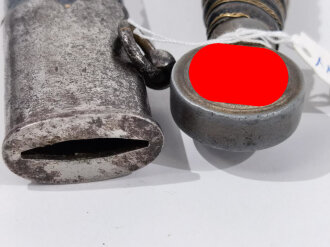 Luftwaffe Borddolch. Parierstange gebrochen, Belederung erneuert, sicherlich aus Teilen zusamengesetztes Stück, eine Kette lose beiliegend