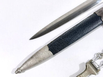 Luftwaffe Borddolch. Parierstange gebrochen, Belederung erneuert, sicherlich aus Teilen zusamengesetztes Stück, eine Kette lose beiliegend
