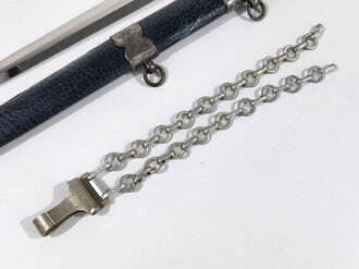 Luftwaffe Borddolch. Parierstange gebrochen, Belederung erneuert, sicherlich aus Teilen zusamengesetztes Stück, eine Kette lose beiliegend