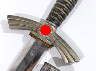 Luftwaffe Borddolch. Parierstange gebrochen, Belederung erneuert, sicherlich aus Teilen zusamengesetztes Stück, eine Kette lose beiliegend
